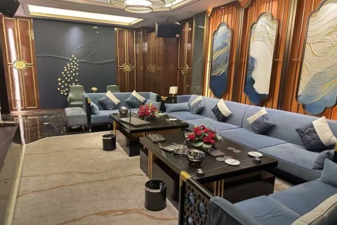 城市夜色中的KTV礼仪接待机会